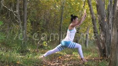 在<strong>户外</strong>树林里<strong>做瑜伽</strong>的年轻女人。 健康的生活方式
