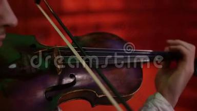小提琴音乐<strong>乐器</strong>小提琴手.. 古典演奏家的手。
