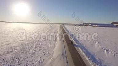 苏夫在路上穿过雪场。 从四架直升机上俯瞰雪域和道路。 雪的空中景色