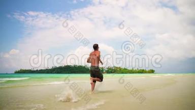 慢动作：人类沿着热带海滩奔跑