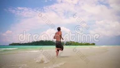 慢动作：人类沿着热带海滩奔跑
