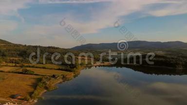 湖面日落的鸟瞰图，湖面上的云倒影-克鲁扎湖，克拉古耶瓦茨，塞尔维亚