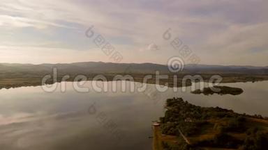 湖面日落的鸟瞰图，湖面上的云倒影-克鲁扎湖，克拉古耶瓦茨，塞尔维亚