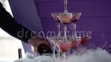 人们用香槟把酒倒进金字塔形的玻璃杯里