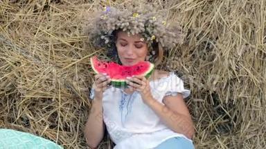 花圈里的小女孩在稻草堆旁吃熟西瓜