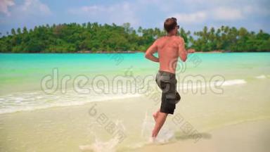 慢镜头：人类沿着热带海滩奔跑
