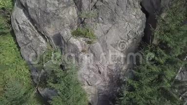 石岩Ternoshors kaLada在美丽的喀尔巴阡山森林中。