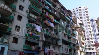 城市贫困地区一栋多层建筑的绳索上挂着和烘干衣服