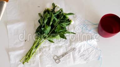 女人准备美丽的牡丹花束准备生日爱情纪念日