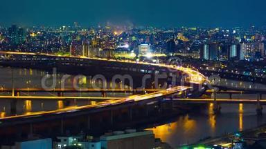 日本东京与阿拉<strong>卡</strong>瓦河的高速公路夜间中<strong>断</strong>