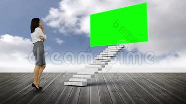 女商人在木地上用绿色的屏风望着楼梯