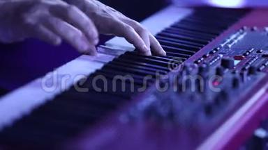 音乐家演奏电钢琴，电钢琴，演员演奏键盘合成器钢琴键.. 音乐家