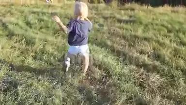 在阳光明媚的日子里，<strong>小孩</strong>子在田野上给他的父亲吃青草。 快乐的一家人在<strong>夏天</strong>的草地上。 小男孩