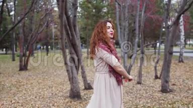 在秋天的森林里，开朗的女人在美丽的彩色森林树叶中<strong>四处</strong>寻找乐趣，微笑。 慢动作