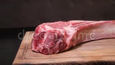 生鲜肉Ribeye牛排.. 吃牛排。 牛肉牛排。 生肉。 战斧牛排