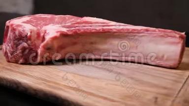 <strong>生鲜</strong>肉Ribeye牛排.. 吃牛排。 牛肉牛排。 生肉。 战斧牛排