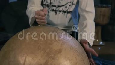 人们在家里用一个叫卡拉巴塞的阿拉伯打击<strong>乐器鼓</strong>敲打。