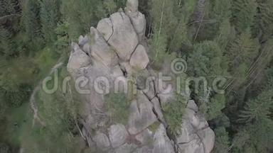石岩Ternoshors kaLada在美丽的喀尔巴阡山森林中。 科索沃地区，伊万诺-