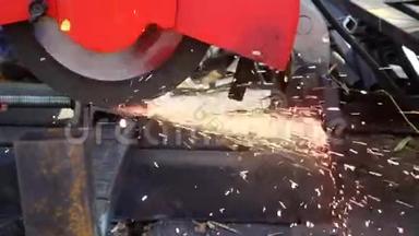 工人用机器切割钢材