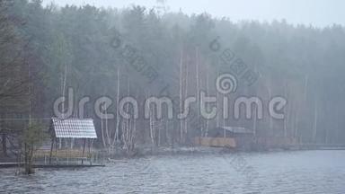 码头临湖，林湖岸<strong>雨雪</strong>.. 湖的镜面，森林被第一片覆盖