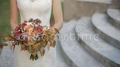 新娘捧着美丽的<strong>婚礼</strong>花束。 <strong>婚礼</strong>当天的新娘花束。 美丽的花束