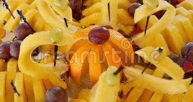正宗自助餐，各种新鲜水果，浆果和柑橘类水果。