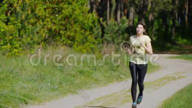 女孩在公园的森林小径上<strong>跑步</strong>，慢跑后<strong>呼吸</strong>。 疲惫的女运动员休息的肖像，特写