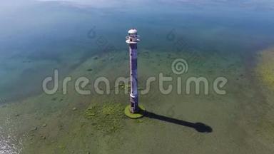4K. 飞行和起飞的老灯塔站在海里，鸟瞰。 爱沙尼亚，萨雷马亚岛-基伊普斯阿雷图莱托