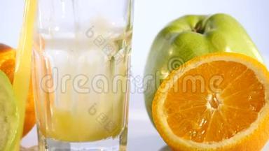 彩色背景下倒入杯中的橙汁