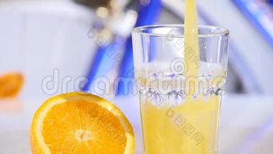 彩色背景下<strong>倒入杯中</strong>的橙汁