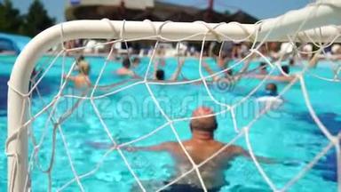 人们在游泳池里玩水球，暑假的概念和旅行