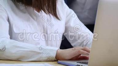 漂亮的女孩在办公室的笔记本电脑上<strong>咨询</strong>男人关于这个<strong>项目</strong>的情况。 它在屏幕上显示了你的手指