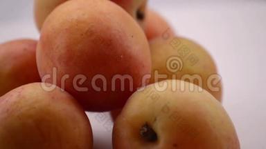 杏子。 新鲜和成熟的有机杏子在<strong>桌子上</strong>旋转。 生物<strong>水果</strong>。