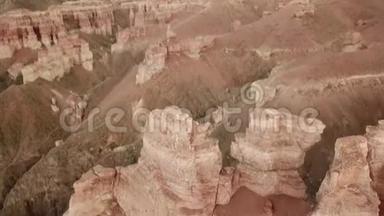 从无人驾驶飞机射击，查林峡谷的俯视图。 红色峡谷，火星观景.. 峡谷的沙石边缘
