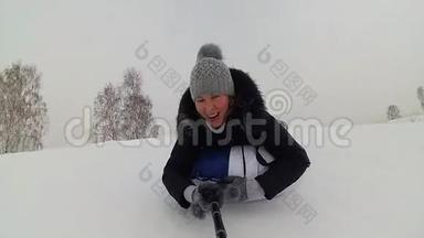 快乐的女孩骑着雪管在雪道上微笑。 慢动作。 <strong>冬天</strong>的雪景。 <strong>户外运动</strong>
