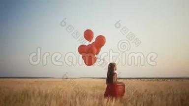 快乐的小女孩，在日落时带着气球在麦田里奔跑。 4k录像。