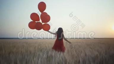 快乐的<strong>小女孩</strong>，在日落时带着气球在麦田里<strong>奔跑</strong>。 4k录像。