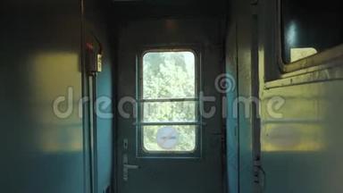 大厅走廊内铁路列车车窗灯从车窗上亮出生活方式.. 乘坐火车旅行的概念