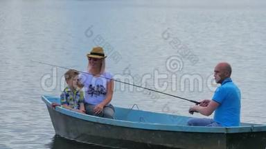 父亲和家人在河边钓鱼