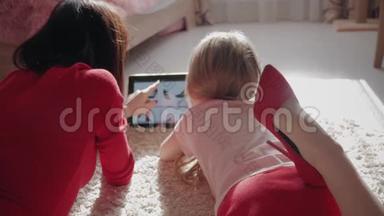 母亲和小女儿在数码平板电脑上<strong>网上</strong>购物时看鞋类。 <strong>网上</strong>购物的概念