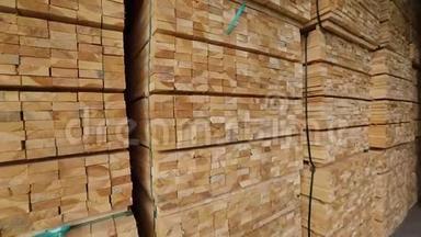 一个木材材料的大<strong>仓库</strong>，整齐的折叠木材在锯木厂的<strong>仓库</strong>，木材的<strong>仓库</strong>