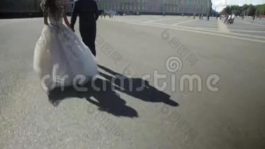俄罗斯圣彼得堡新娘新郎一路走来.. 新娘和新郎走在靠近冬宫的广场上