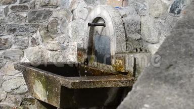 从金属管道、喷泉、水源流出的清水和冷水