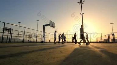 日落时的篮球赛
