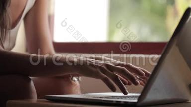年轻女子在家里用笔记本电脑