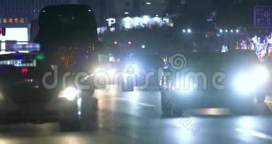汽车在雨中行驶，车灯在车内闪烁。大城市的夜间交通
