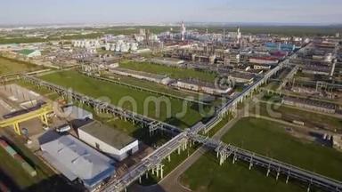 一个巨大的炼油厂，有管道和蒸馏的<strong>综合体</strong>在一个绿色的领域。 空中景观