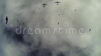 跳伞运动员从飞机上坠落在灰色的天空中。 形成队形。 极端。 身高。