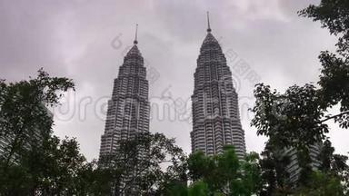 白天多雨的天空吉隆坡著名的双子塔顶端4k的时间流逝马拉西亚