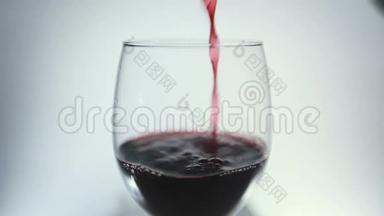 把红酒倒进杯子里。